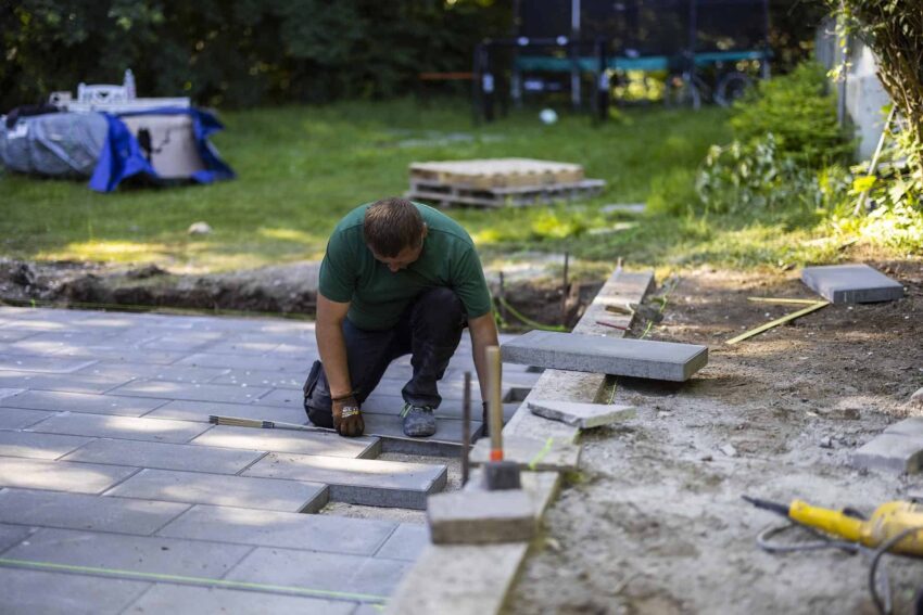 Hvad koster en brolægger i 2026? Få styr på priserne pr. M2